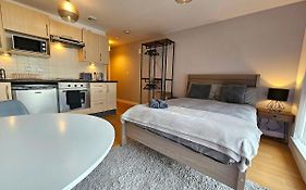Modern Studio Apartment In Gunwharf